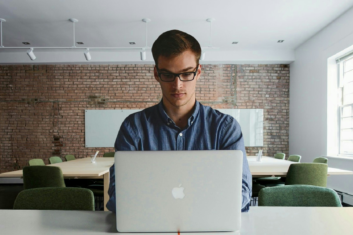 Il 60% dei giovani preferisce il posto fisso per sicurezza, nonostante il desiderio di cambiamento e autonomia