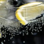 Bere acqua e limone: quali sono gli effetti sulla salute secondo studi e dati medici aggiornati