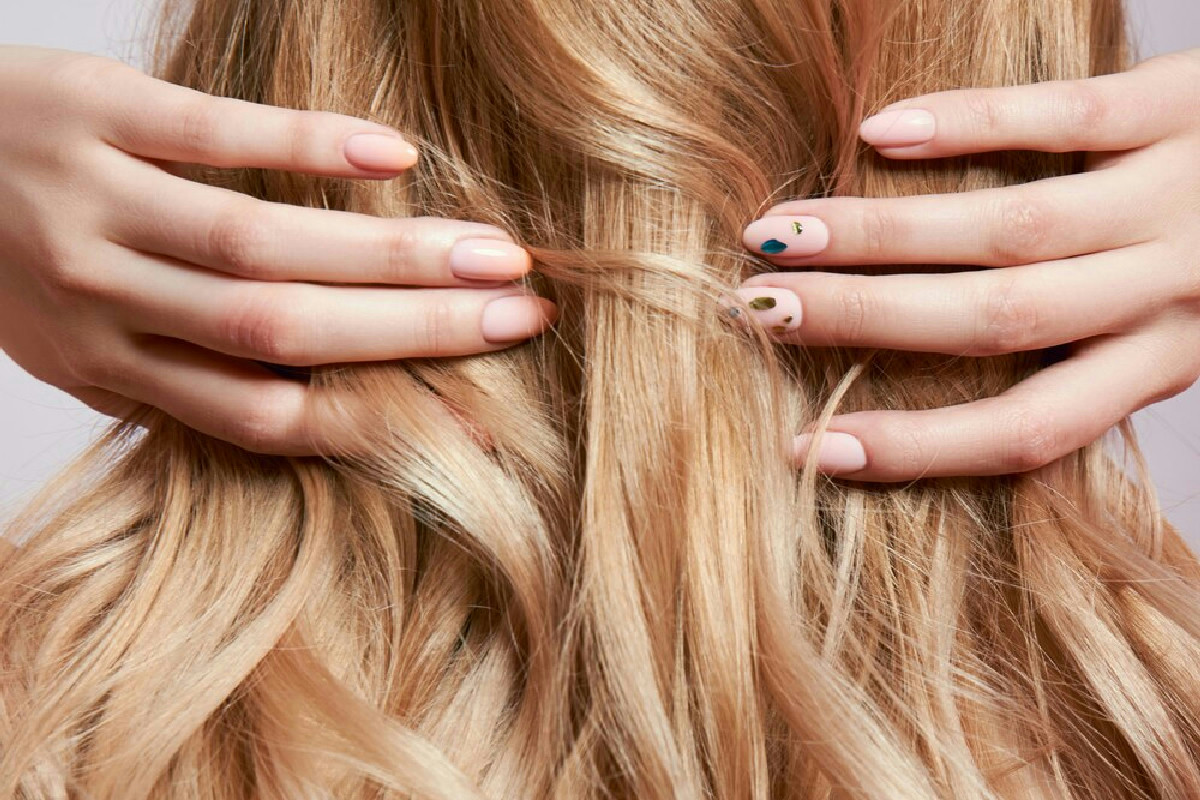 Capelli opachi e appesantiti: tecniche rapide per un effetto pulito e fresco senza acqua