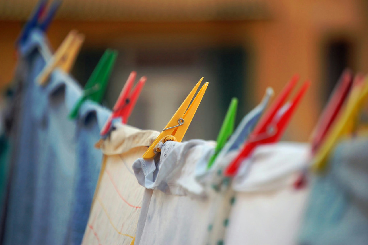 Forzare l’asciugatura dei vestiti in inverno con consigli efficaci per spazi chiusi e aperti