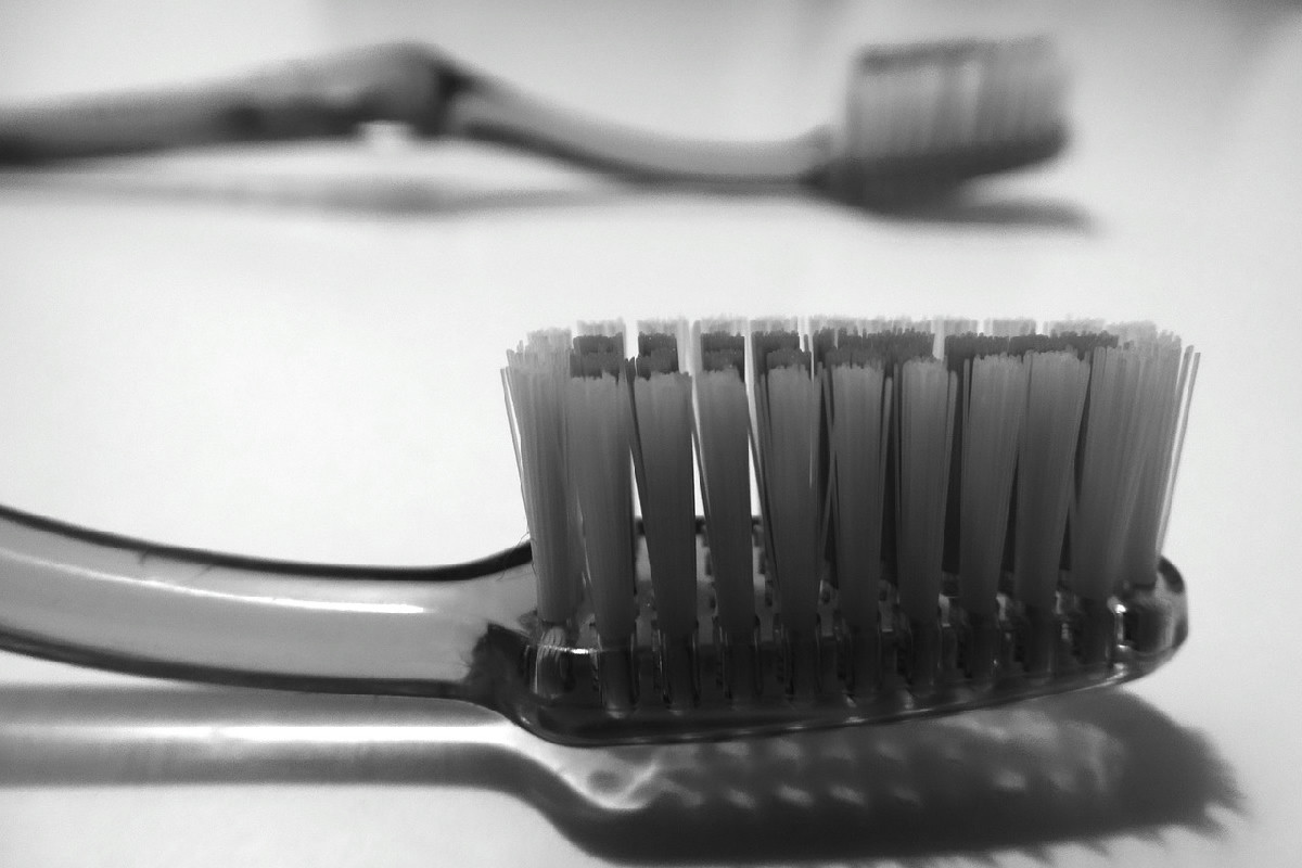 L'igiene dello spazzolino previene l'accumulo di batteri: la pulizia che il dentista consiglia