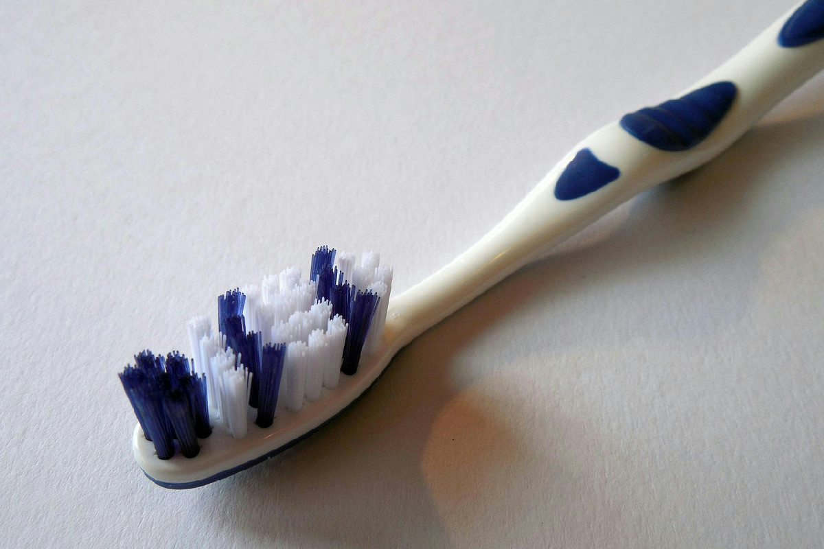 L'igiene dello spazzolino previene l'accumulo di batteri: la pulizia che il dentista consiglia