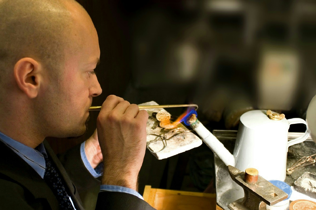 Offerta di lavoro per 10 addetti all’oreficeria con formazione e inserimento garantiti