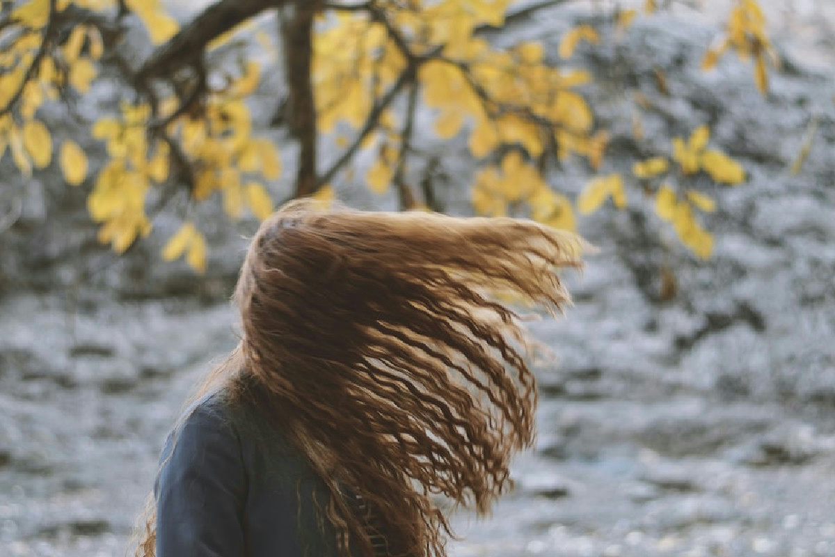 Perché la forfora persiste nonostante una cura intensa dei capelli e quali sono le cause principali di questo problema