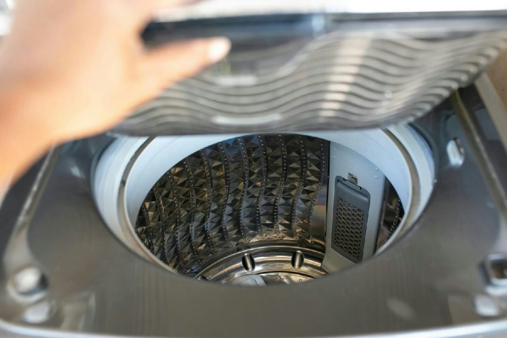 Perché l’acqua risale nello scarico della lavatrice: cause comuni e soluzioni efficaci