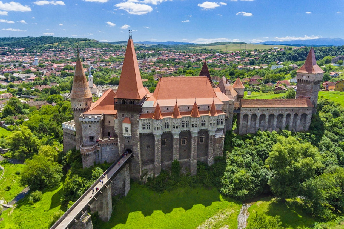 Romania tra paesaggi vividi e miti di vampiri: un itinerario ricco di fascino autentico